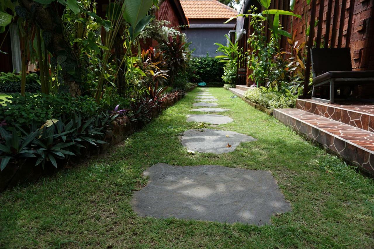 Louto Dmell Guesthouse Sanur  Exterior photo